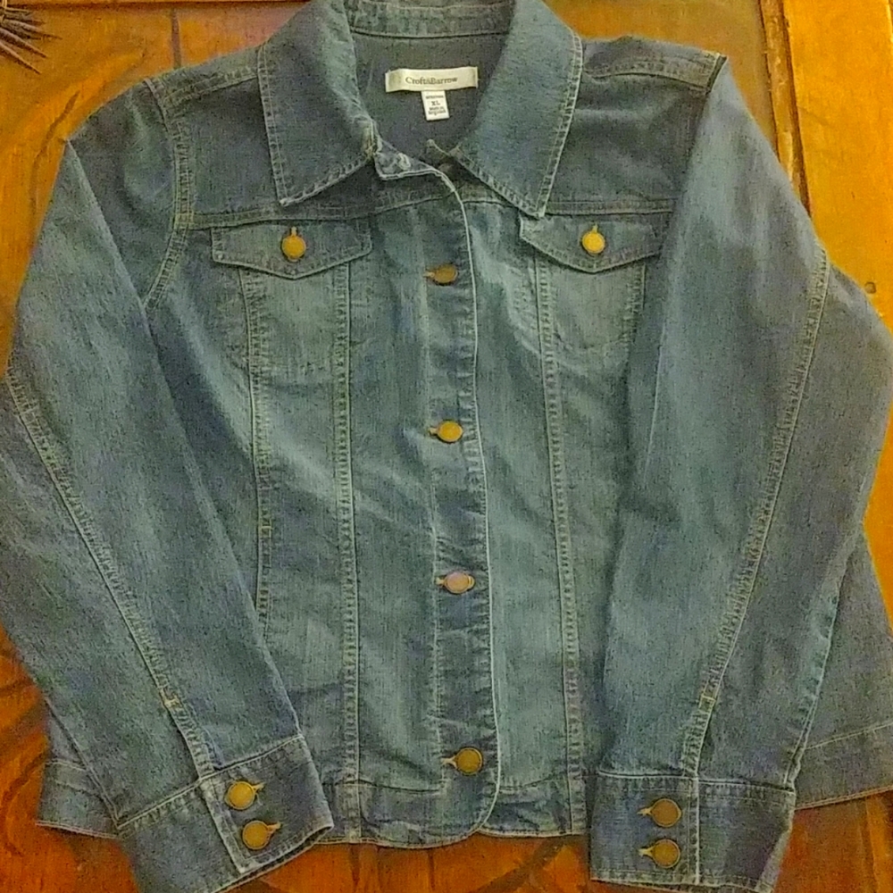 Denim jacket . 5 Button. Double button cuff